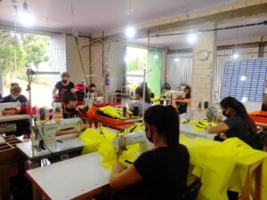 Costureiras de Erebango produzem coletes salva-vidas que são enviados à todo País