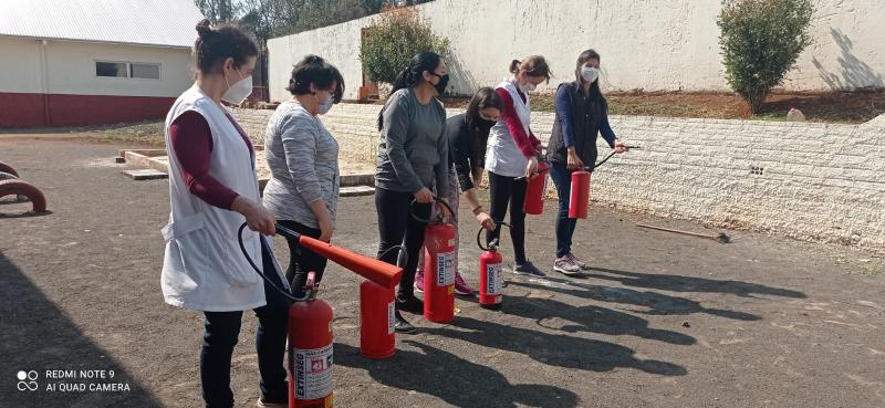 Servidores da Educação recebem treinamento contra incêndio